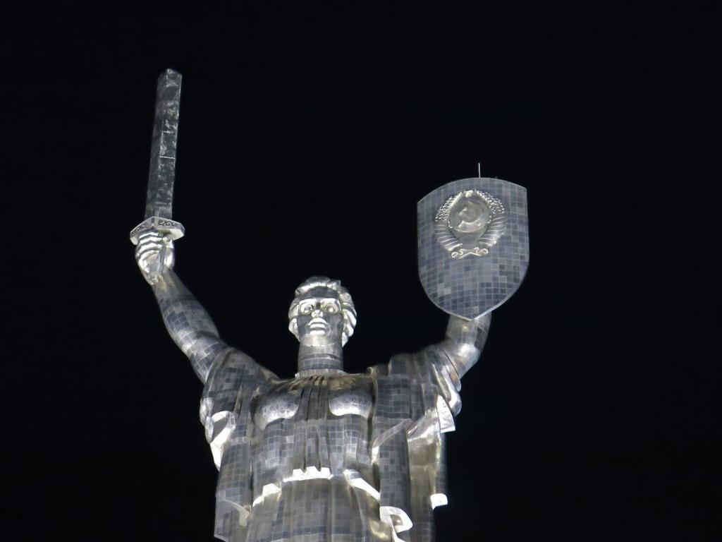 Bilde av Mother Motherland. monument statue night nightshot mother ukraine kiev kyiv motherland motherlandmonument mothermotherland themotherlandmonument батьківщинамати