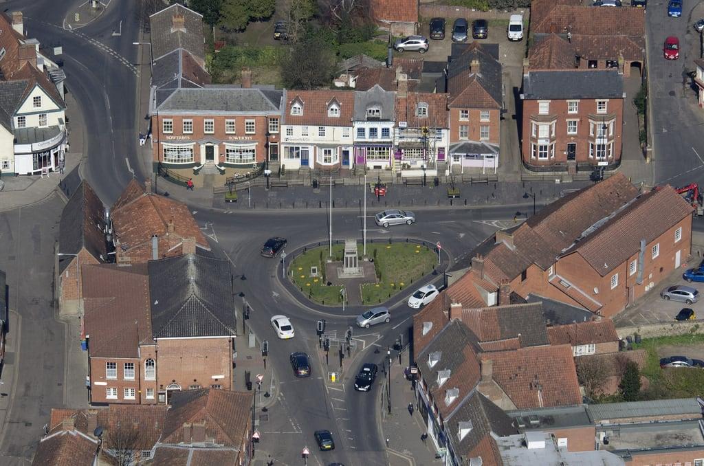 Bild av War Memorial. roundabout aerial warmemorial haworth dereham sowebys akaashtandori