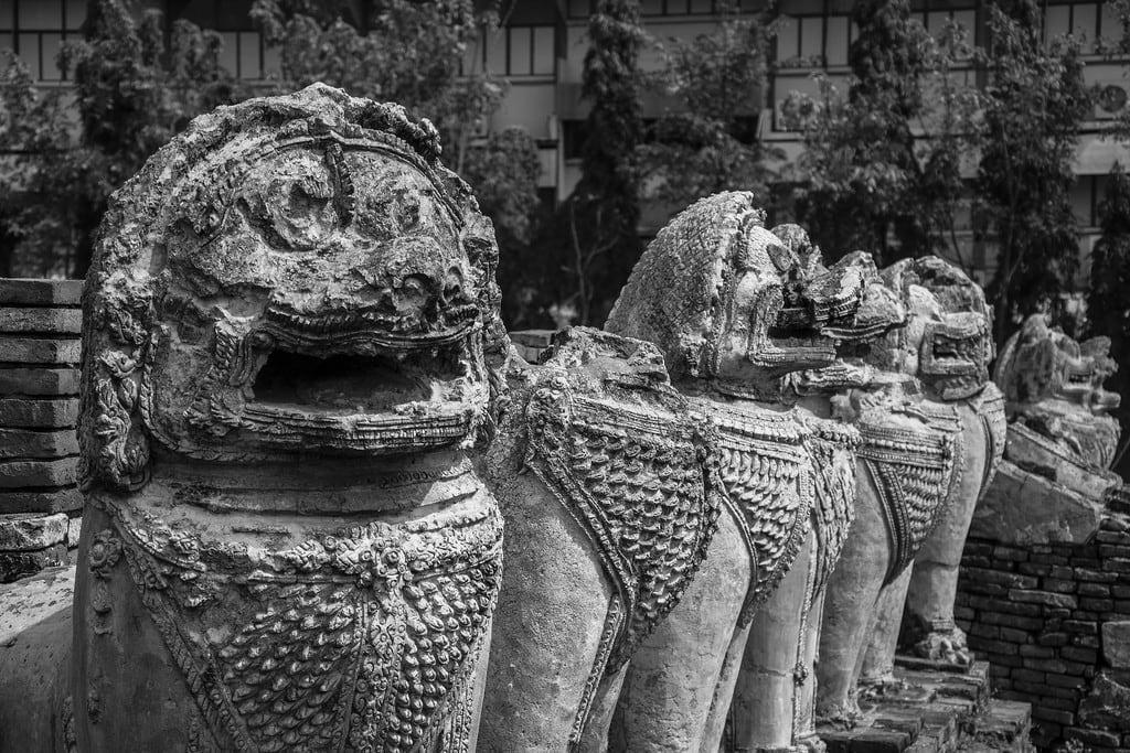 Bild av Wat Thammikarat. white black blanco thailand asia buddhist negro esculturas tailandia buddhism lions southeast wat sculptures phra ayutthaya leones budismo budista sudeste asiatico thammikarat