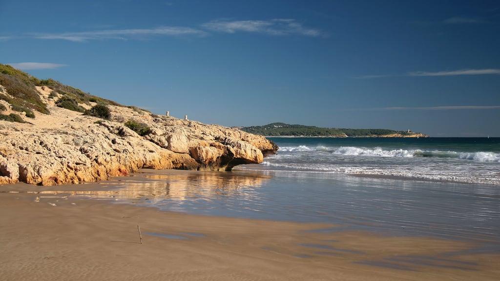 Cala Romana 133 미터의 길이와 해변 의 이미지. sea españa costa coast mar spain catalonia catalunya cataluña tarragona costadaurada