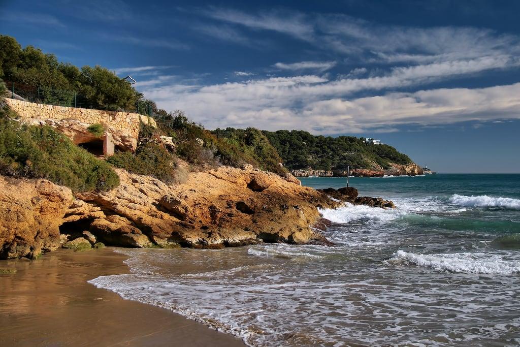 Platja de la Móra 샌 디 비치 의 이미지. sea españa costa coast mar spain catalonia catalunya cataluña tarragona costadaurada