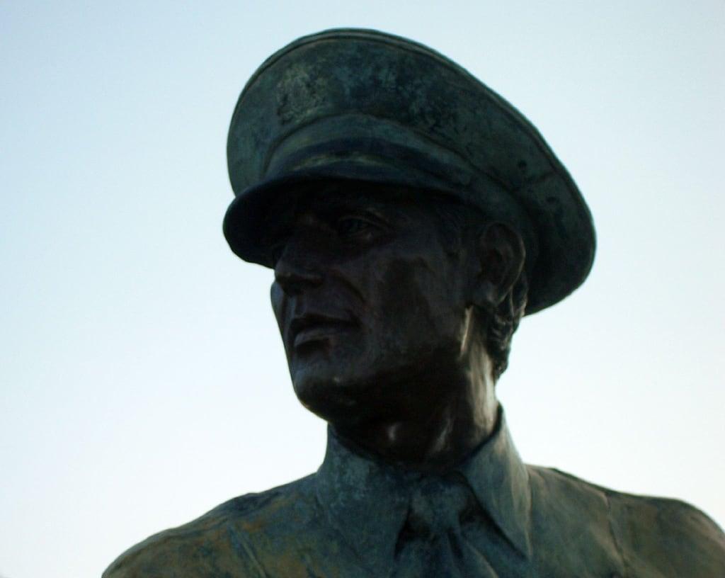 Obrázek Pittsburgh Law Enforcement Memorial. statue pittsburgh lawenforcementofficersmemorial