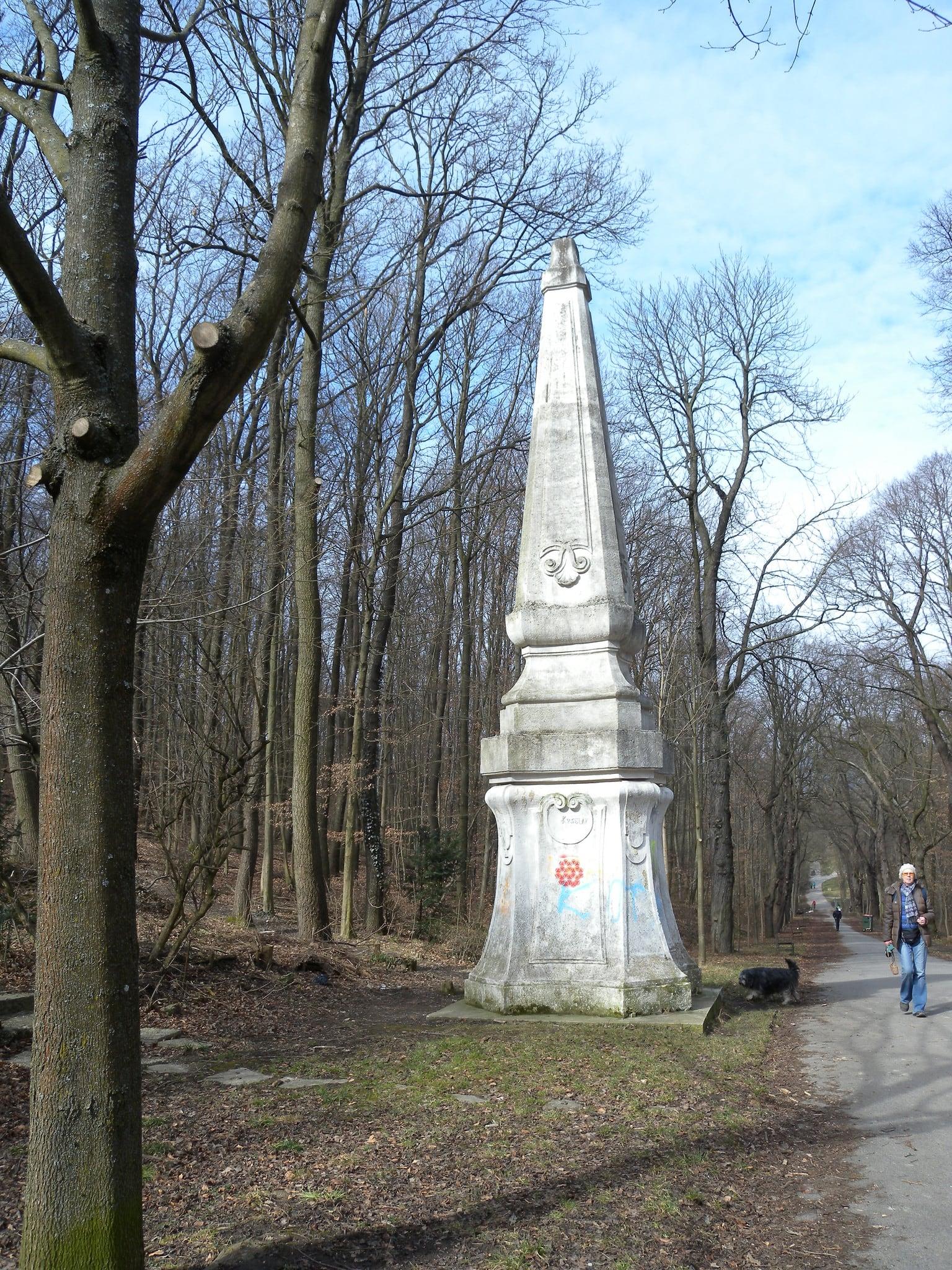 Изображение на Theresien-Schaukel. vienna wien obelisk wandern schwarzenbergpark rundumadum mariatheresienschaukel