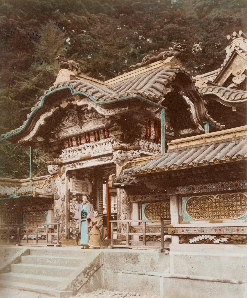 Attēls no Nikko Toshogu. color monument paperprint positive handcolored albumen