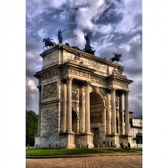 תמונה של Arco della Pace. square squareformat iphoneography instagramapp uploaded:by=instagram foursquare:venue=4b05887af964a5205bc822e3