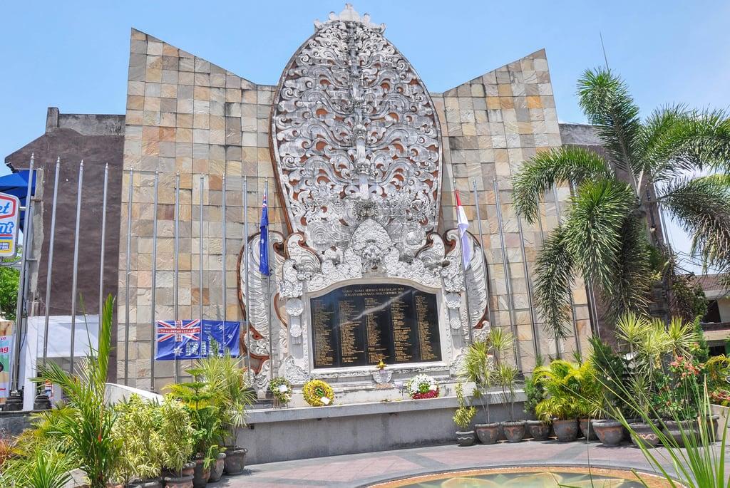 Attēls no Bali bombing memorial. 