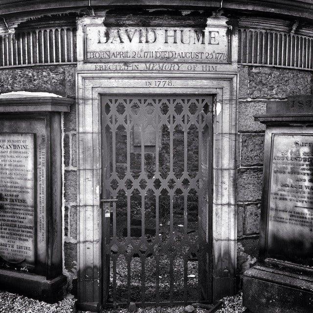 Tomb of David Hume, philosopher की छवि. door square scotland edinburgh doors unitedkingdom squareformat oldcaltonburialground iphoneography instagramapp uploaded:by=instagram