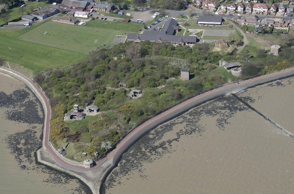 Bilde av Beacon Hill Fort. coast suffolk fort aerial beaconhill harwich cliffpark