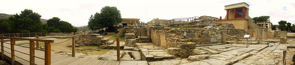 Immagine di Knossos Palace (Entrance). panorama history archaeology bronze site europe outdoor north entrance palace bull greece age crete restored civilization bastion archaeological mythology fresco myth heraklion knossos minoan colonnade rebuilt reconstructed minos mycenaean