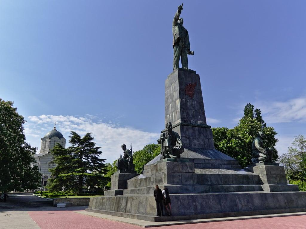 Изображение на Lenin monument. lenin monument statue russia crimea