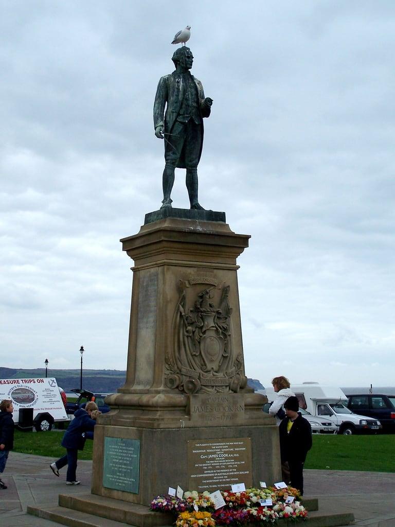 Captain Cook Statue 的形象. family vacation england history 2007 beachseaside