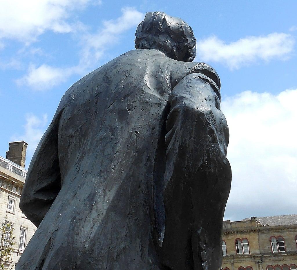 Image of Harold Wilson. statue yorkshire huddersfield haroldwilson ianwalters gwuk
