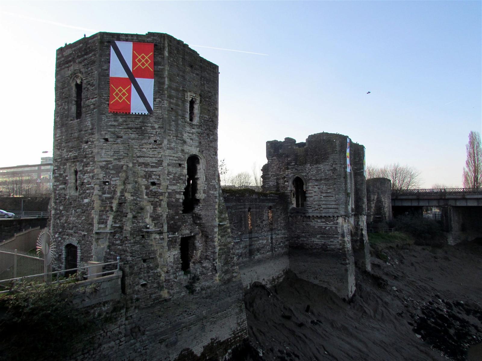 Newport Castle (ruined) की छवि. welshcoastpath castle newport