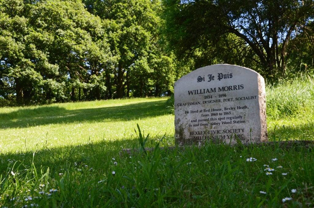 Obraz William Morris memorial. grave grass memorial williammorris lesnesabbeypark
