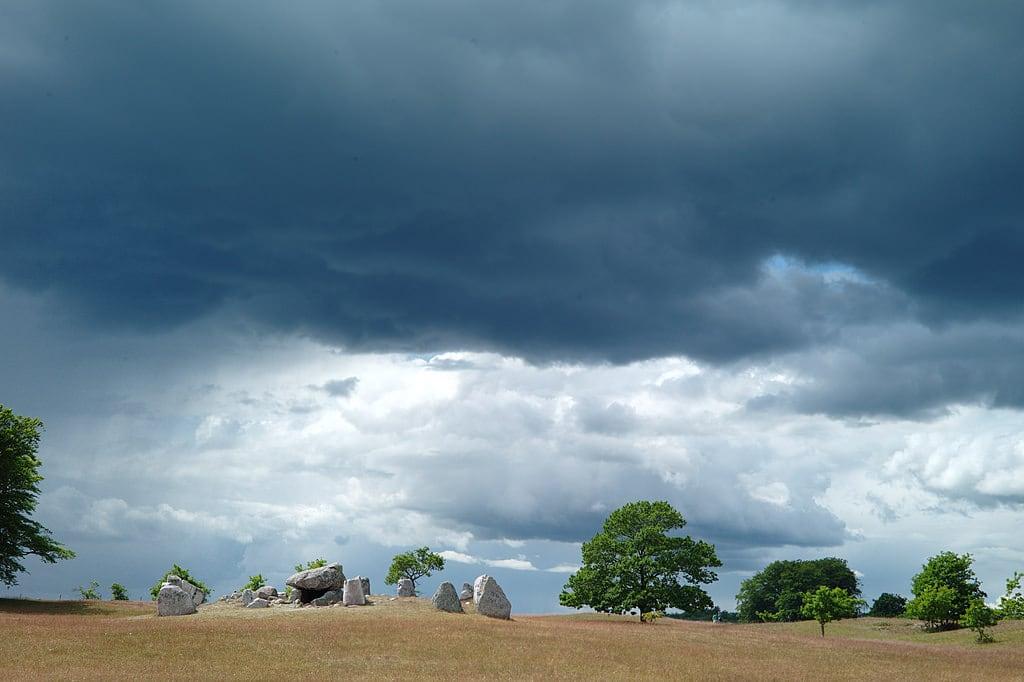 Billede af Havängsdösen. nature clouds rural landscape 50mm skåne cloudy sweden österlen haväng simrishamn sonnar carlzeiss naturallandscape zm ravlunda megalithicgrave csonnart1550 zeiss50mmf15csonnarzm