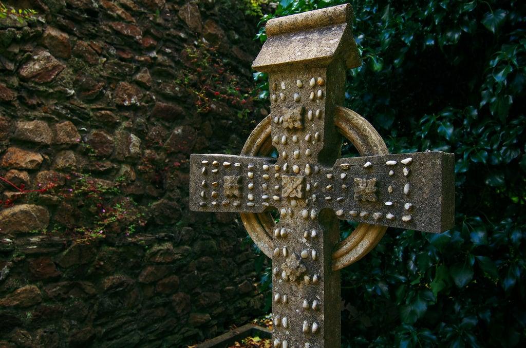 Imagine de Rathmichael Cross. ireland summer cemetery graveyard cemetary sunny monastery celticcross rathmichael codublin carrickgollogan pentaxk30 samsung1224mmf4