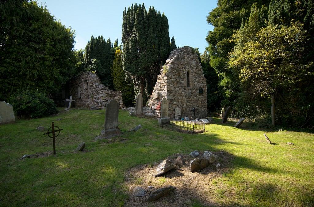 Obrázek Rathmichael Church. summer dublin church cemetery graveyard cemetary ruin sunny medieval rathmichael codublin pentaxk30 samsung1224mmf4