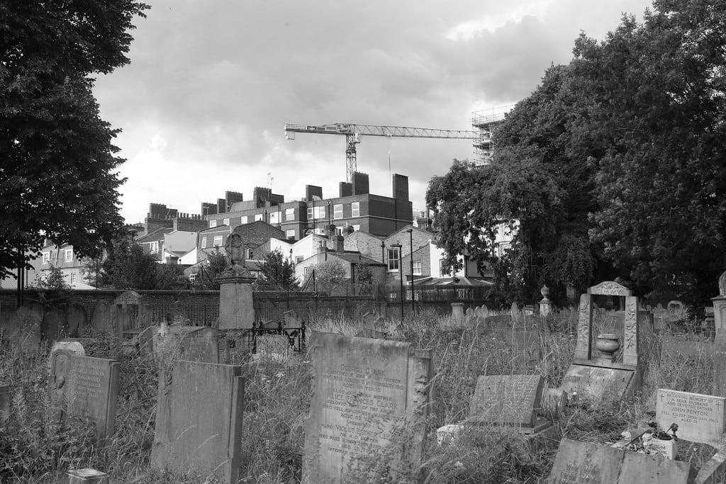 Bilde av Tower Hamlets Cemetery Park. london tower cemetery construction crane graves hamlets