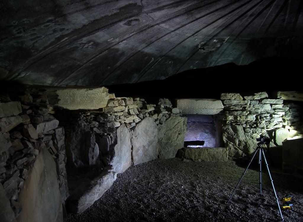 תמונה של Fourknocks Megalithic Passage Tomb. ireland summer megalithic tomb prehistoric carvings stoneage neolithic meath passagetomb comeath pentaxk30 samsung1224mmf4 nafuarchnoic
