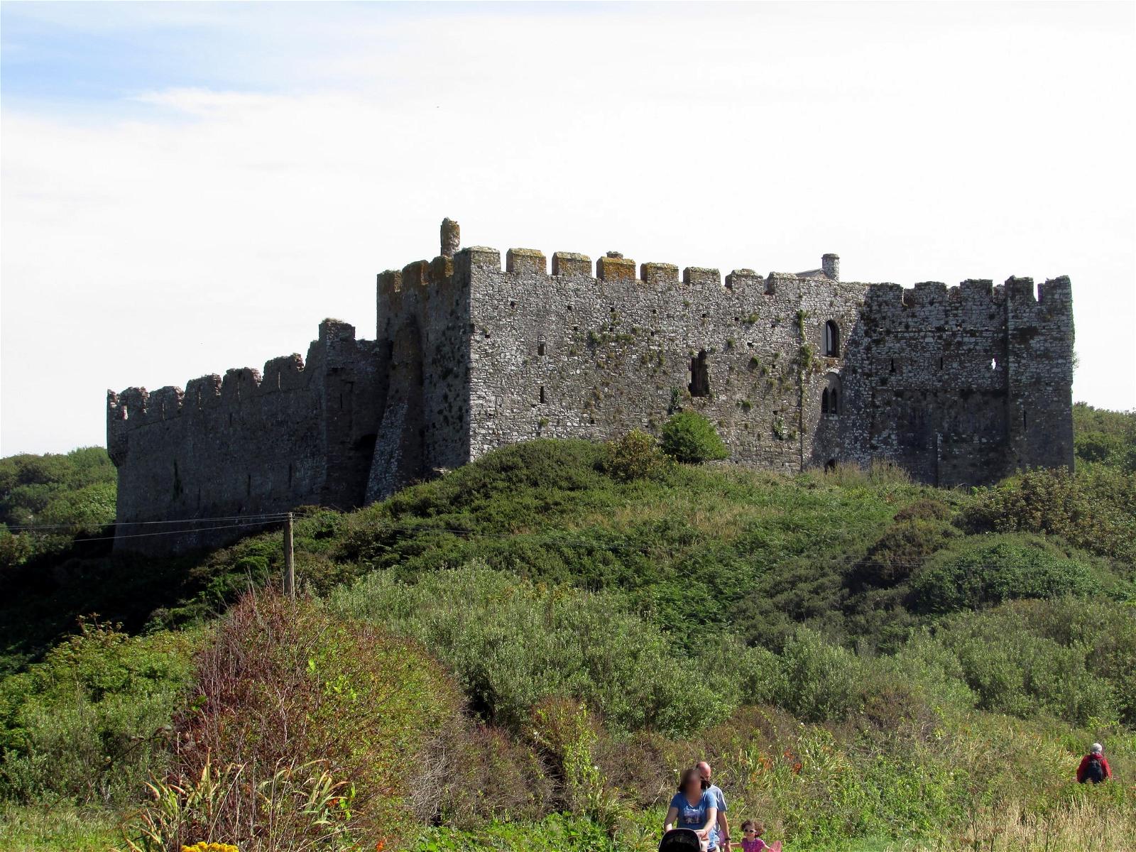 Bild av Manorbier Castle. walescoastpath manorbier castle