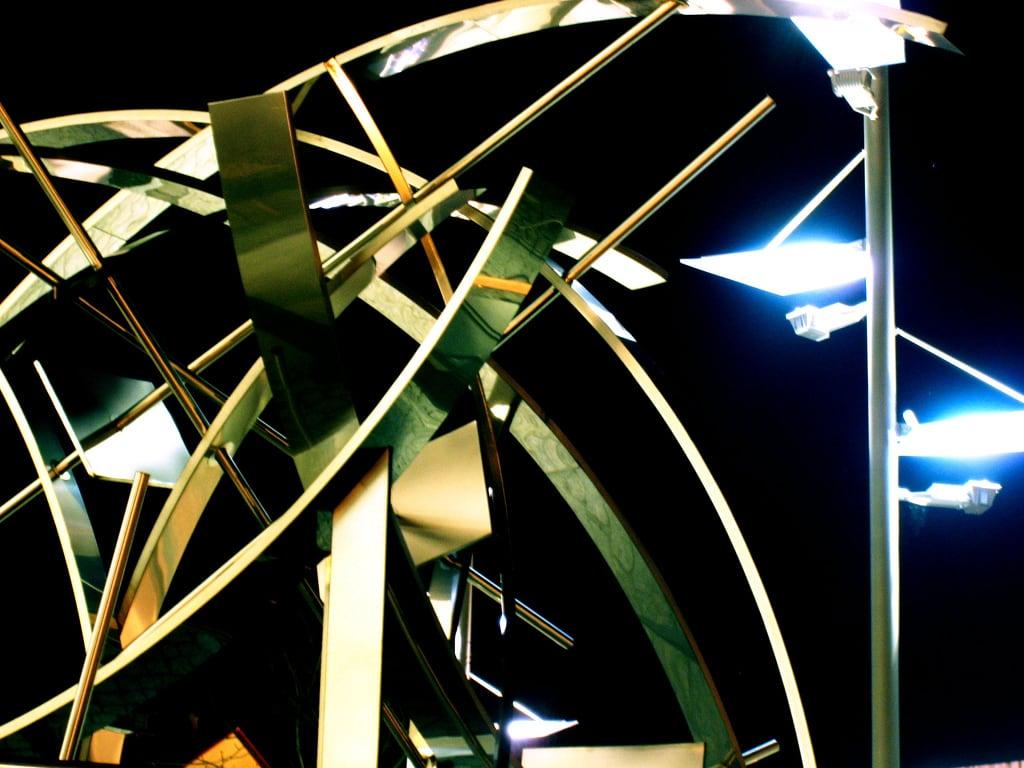 Bild av Hans Stamm. light sculpture reflection metal architecture night ilmenau hansstammcampus