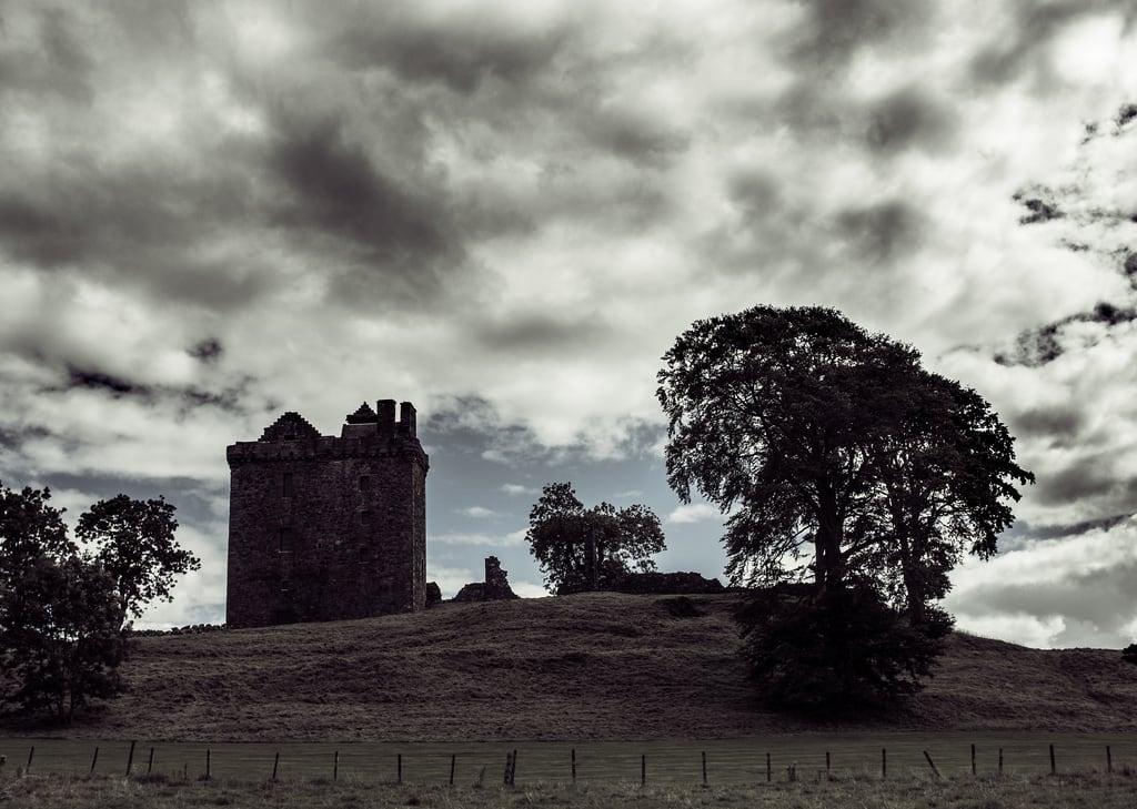 Balvaird Castle की छवि. tree castle monument clouds scheduled balvaird glenfarg
