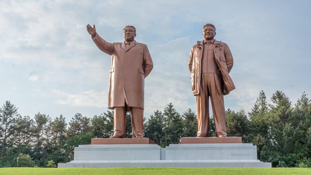 Immagine di Kim Il-sung and Kim Jong-il Statues. statue kimjongil kp northkorea dprk kimilsung nordkorea hamhung southhamgyong hamhŭng