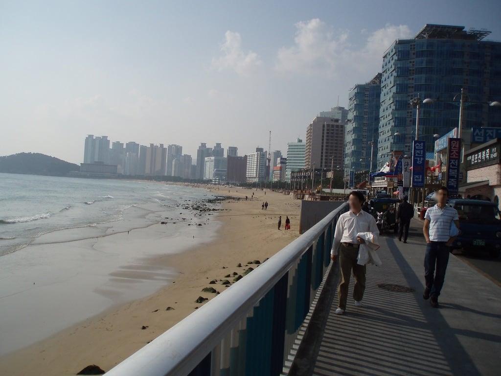 Отдых в корее 2024. Пляж Хэундэ в Пусане. Пусан Корея море. Пусан Южная Корея 2022. Пусан набережная.
