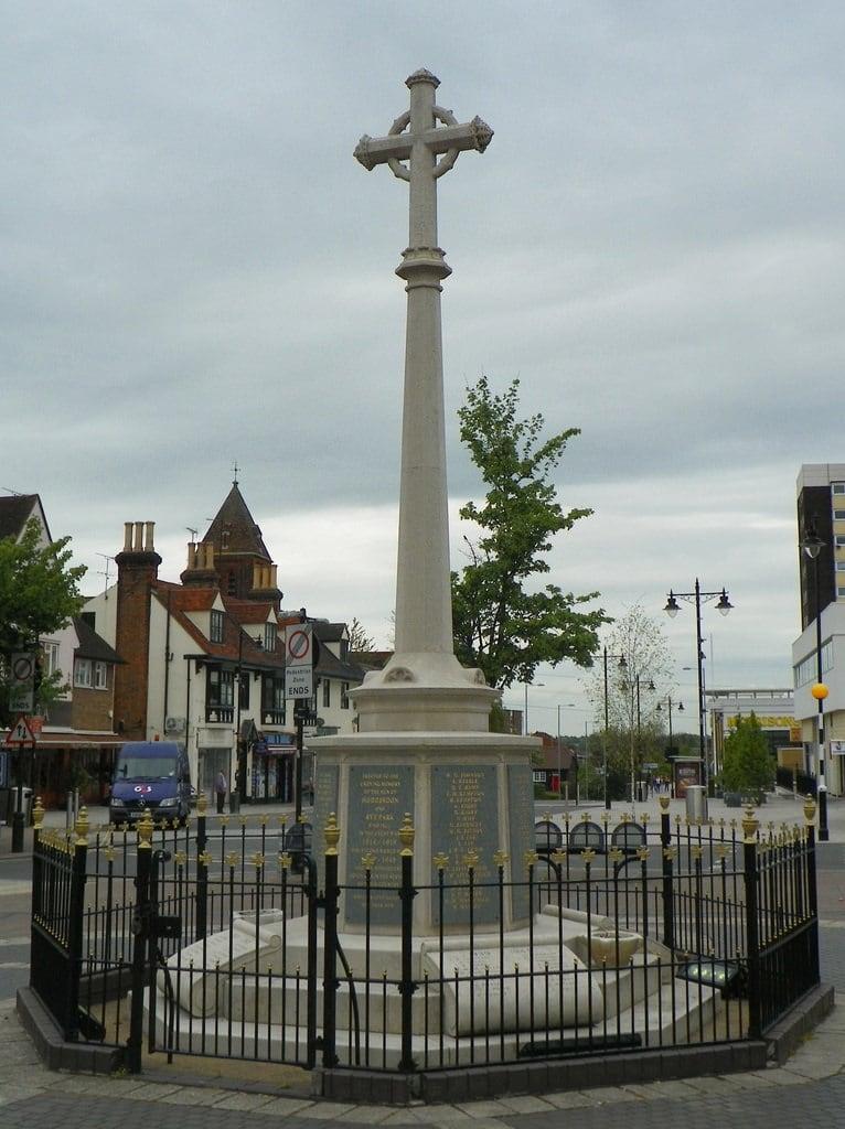 Изображение на War Memorial. 2015 boroughofbroxbourne cross england hertfordshire highstreet hoddesdon hoddesdonhighstreet memorial warmemorial z981 kodakeasysharez981 kodak uk