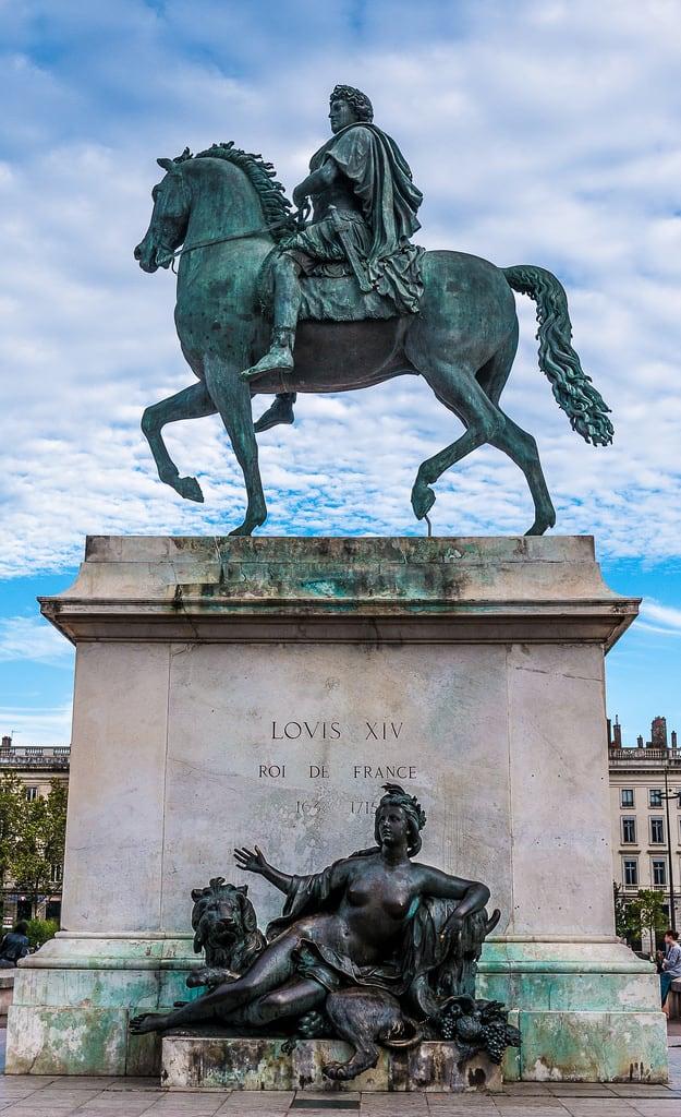 Statue équestre de Louis XIV の画像. sky sculpture france statue clouds cheval lumix europe place lyon ciel nuages septembre louisxiv bellecour 2015 placebellecour lemot rhônealpes louis14 statueéquestre gx7 onlylyon dmcgx7 lumixgx7 septembre2015