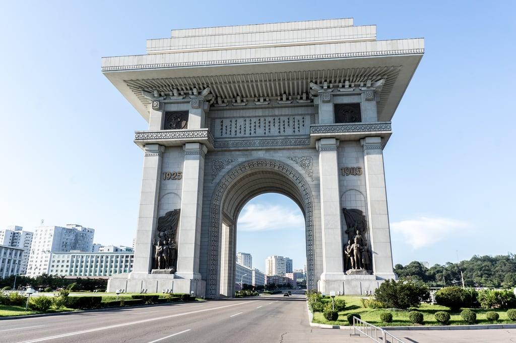 Imagem de Arch of Triumph. road kp archoftriumph northkorea pyongyang dprk nordkorea