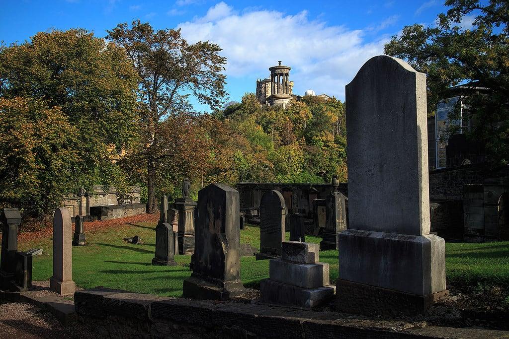 Bild av Memorial to Archibald Constable. autumn monument cemetery scotland edinburgh view scenic midlothian