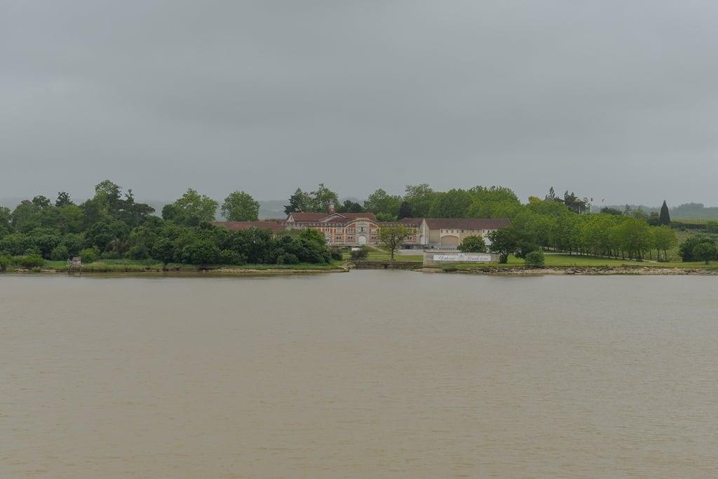 Immagine di Château Loudenne. france gironde saintseurindecadourne fr aquitainelimousinpoitoucharentes fleuve paysage architecture