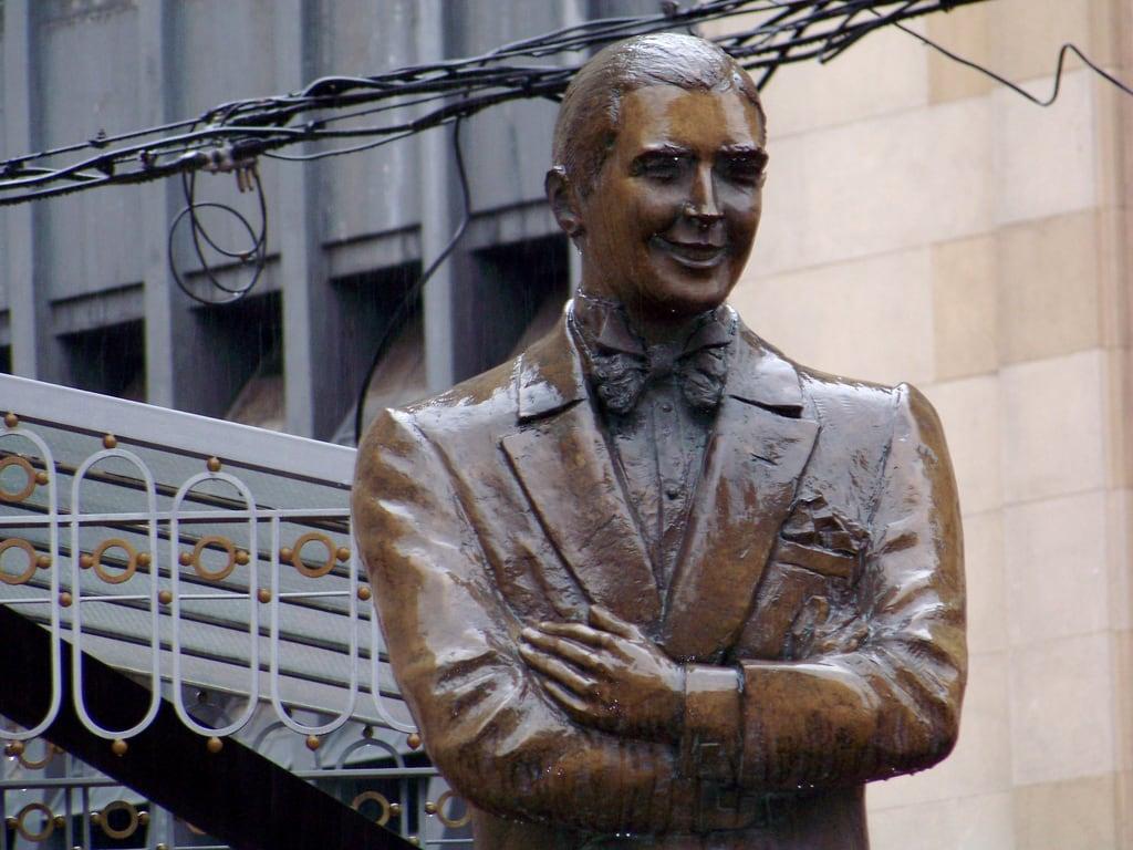 Carlos Gardel képe. argentina statue buenosaires capital ciudad tango ba gardel carlosgardel abasto