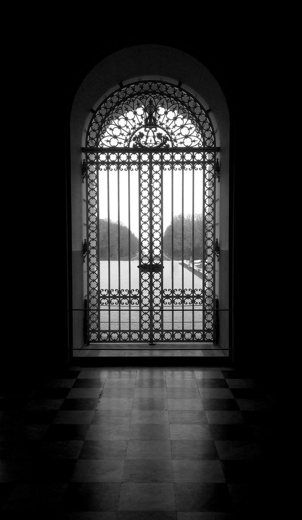 תמונה של Schloss Herrenchiemsee. door wallpaper white black castle bayern bavaria king phone palace ii versailles schloss ludwig chiemsee herrenchiemsee