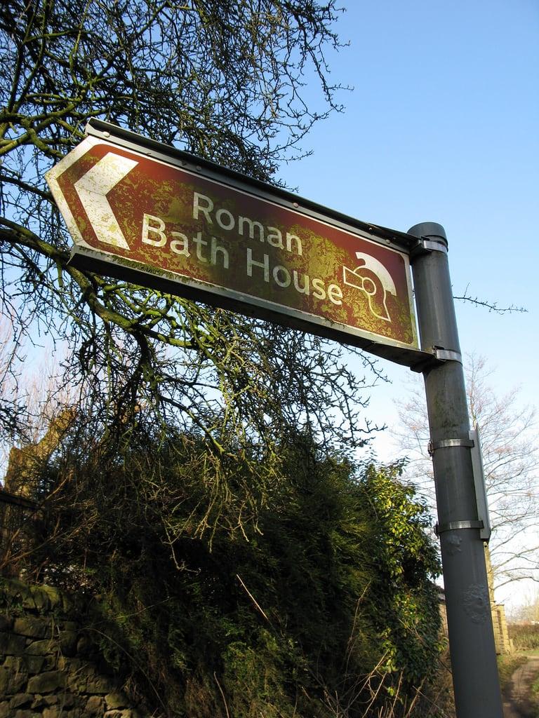 Bild von Roman Bath House. uk england house sign bath ruins roman lancashire 2008 bathhouse ribchester bremetenacumveteranorum pleiades:depicts=79352