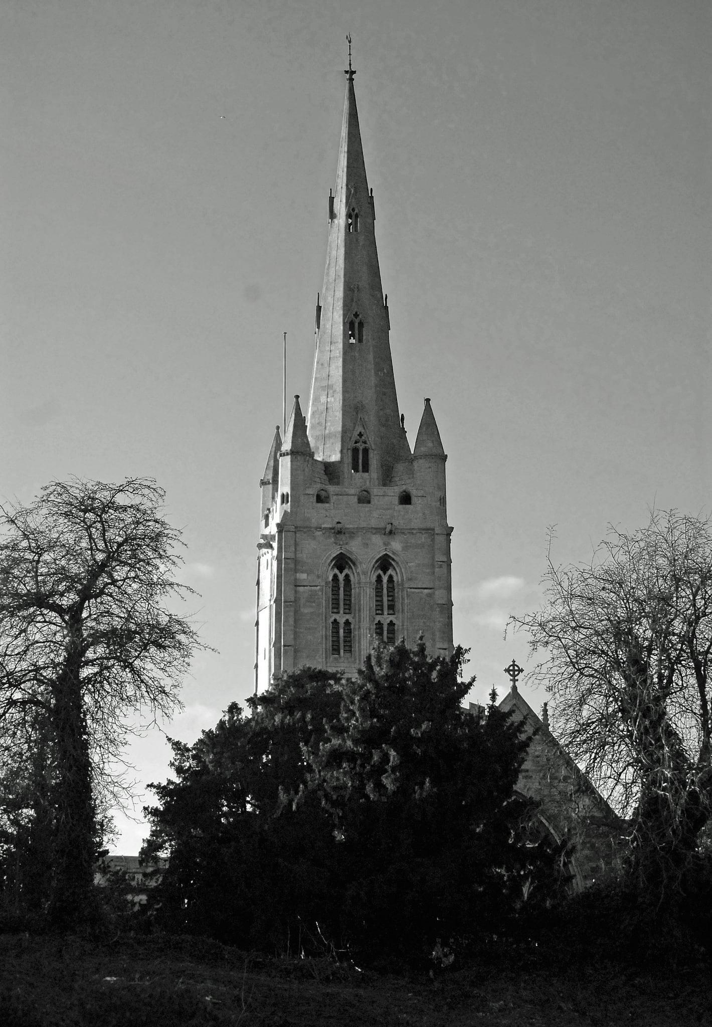Изображение Oakham Castle. trees church monochrome blackwhite steeple rutland oakham allsaints