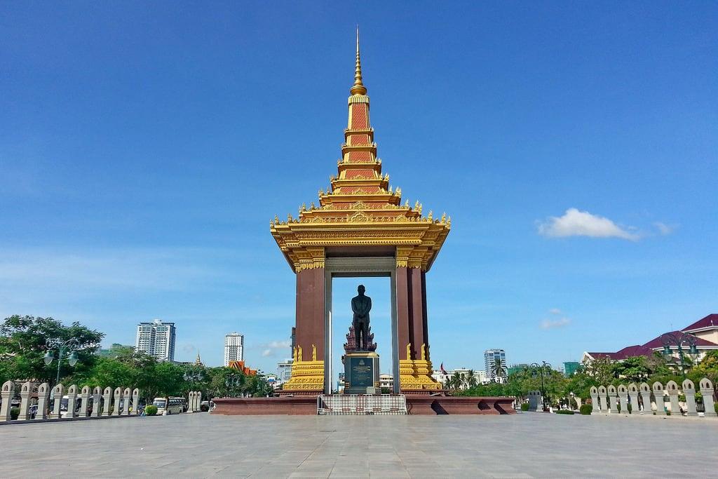 Imagine de Statue of King Norodom Sihanouk. cambodia phnompenh memorialpark statueofkingfathernorodomsihanouk sangkattonlebassac