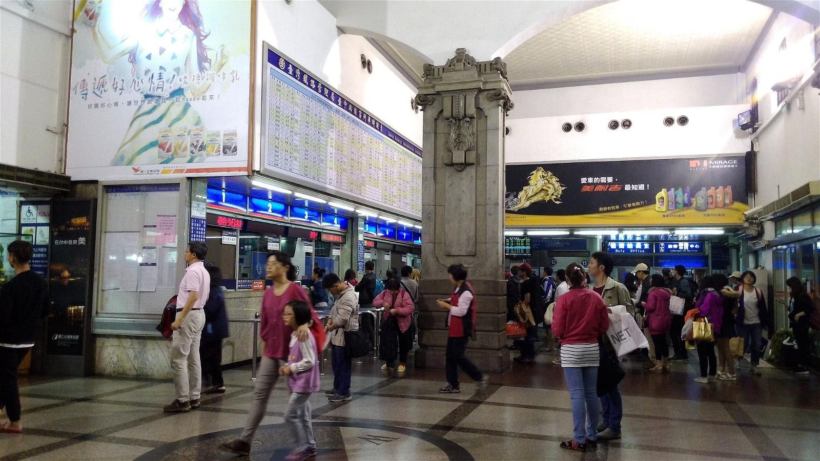 Afbeelding van Taichung Station. city station night taiwan taichung 台灣 城市 tra 台中 車站 2015 夜晚 台鐵 火車站 台中火車站