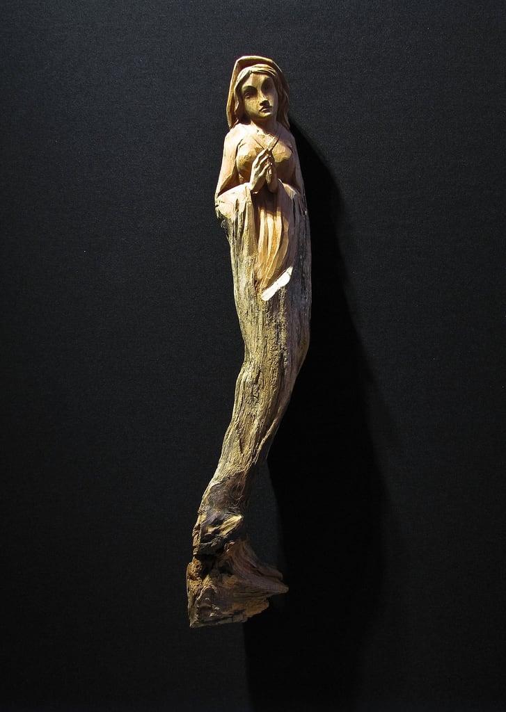 Изображение на Santa Maria delle Grazie. wood woman praying figurine santamariadellegrazie