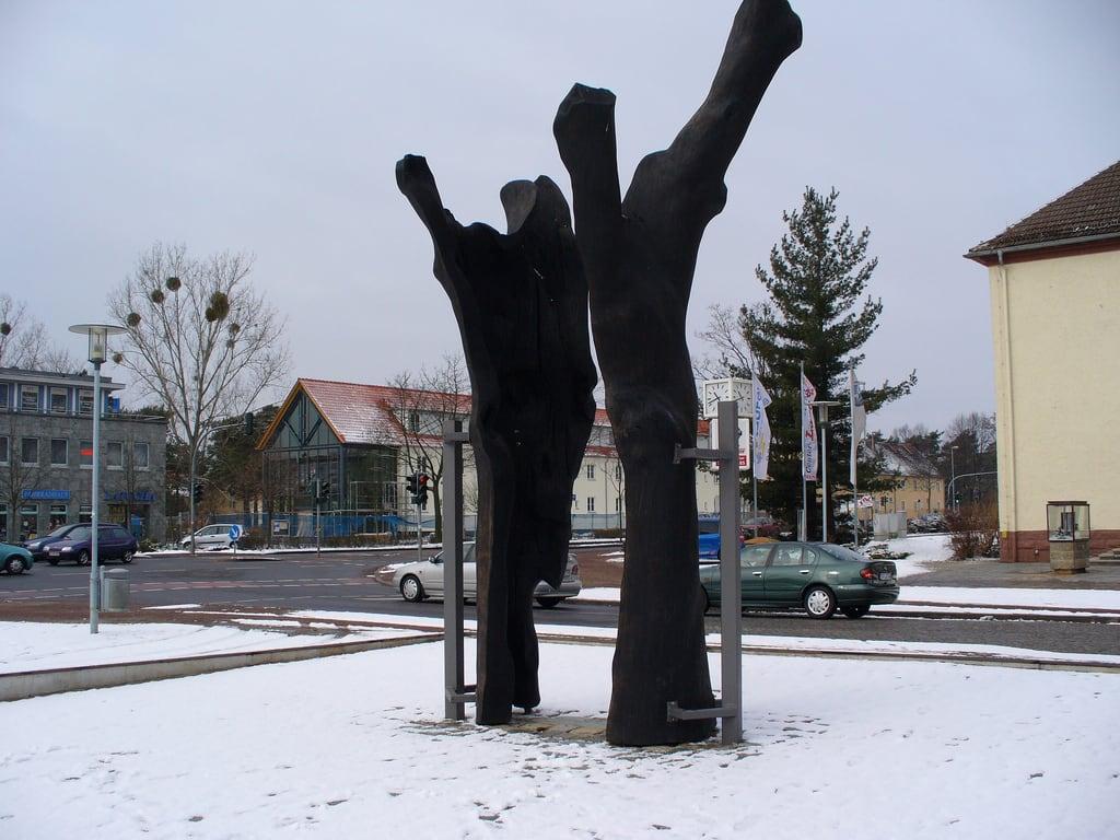 תמונה של Stundeneiche. winter skulptur stadt rathausplatz ludwigsfelde stundeneiche