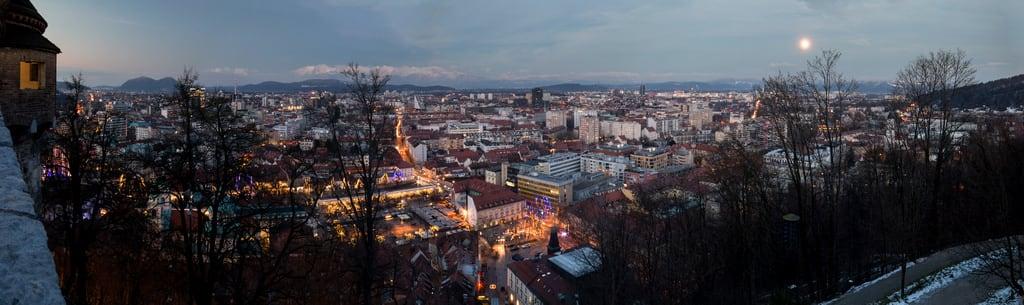 Ljubljana Castle 의 이미지. si castle christmas lights ljubljana market night nightshot slovenia