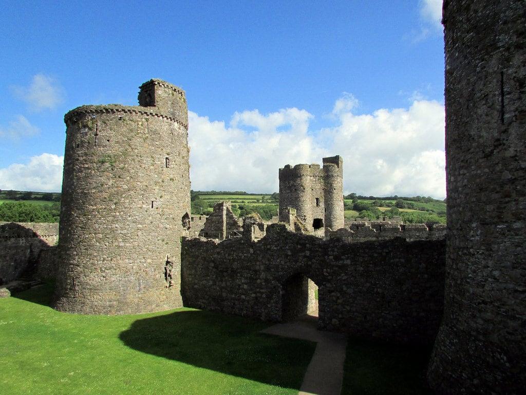 Imagem de Kidwelly Castle. walescoastpath kidwelly castle
