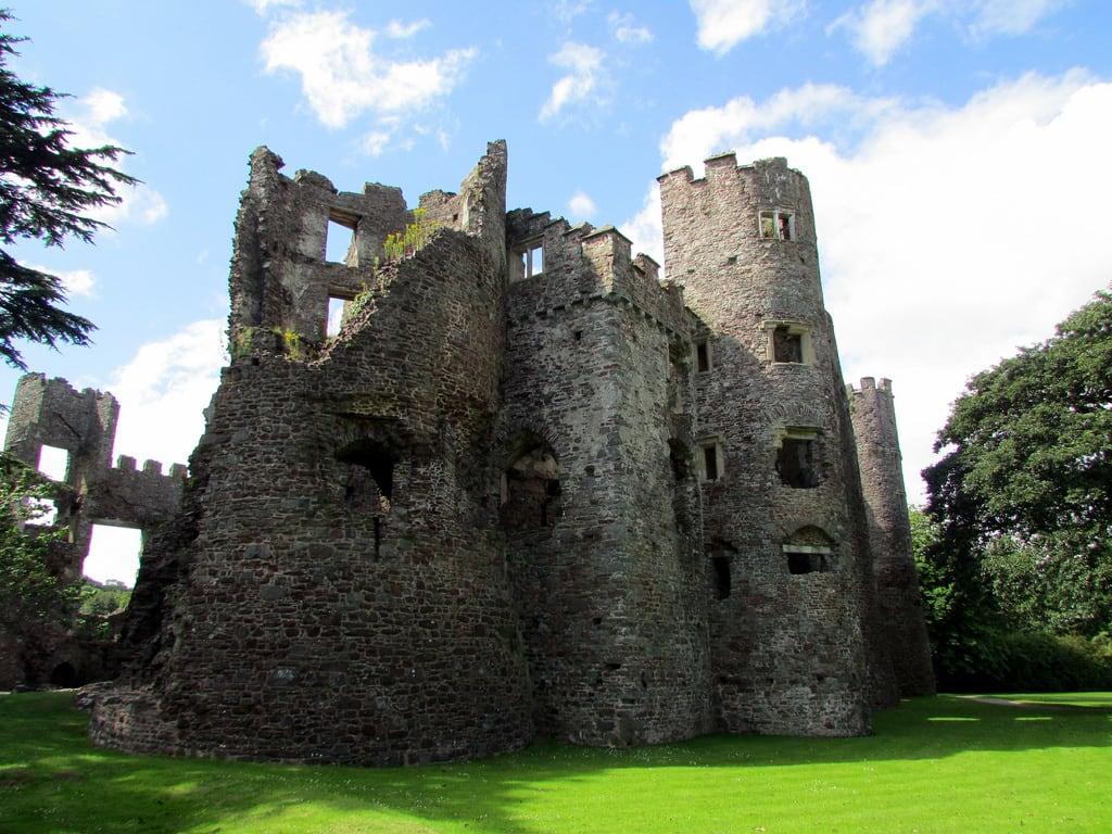Laugharne Castle の画像. walescoastpath welshcoastpath laugharne castle