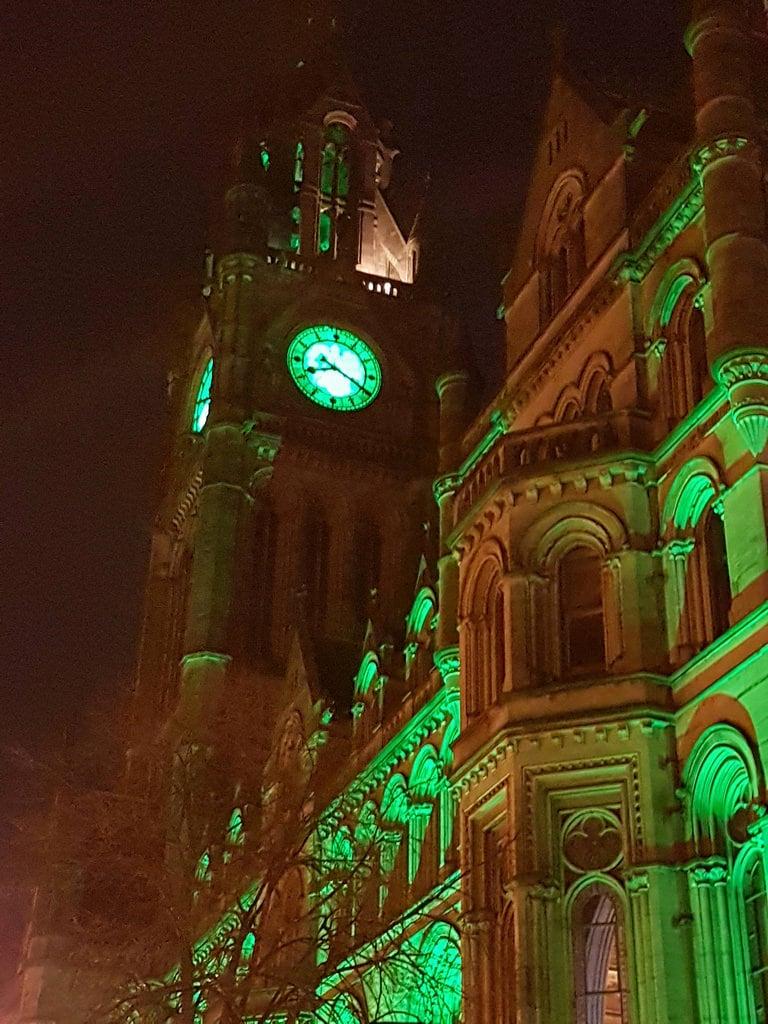 Gambar dari Manchester Town Hall. clock green