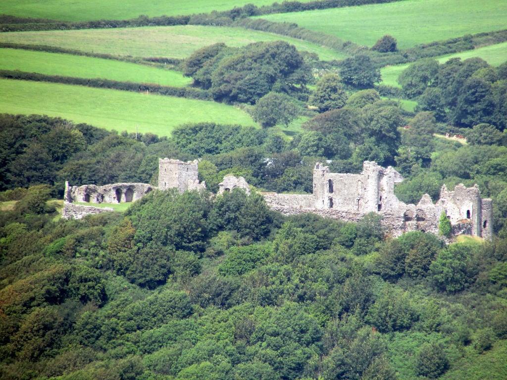 Llansteffan Castle 的形象. walescoastpath llansteffan castle