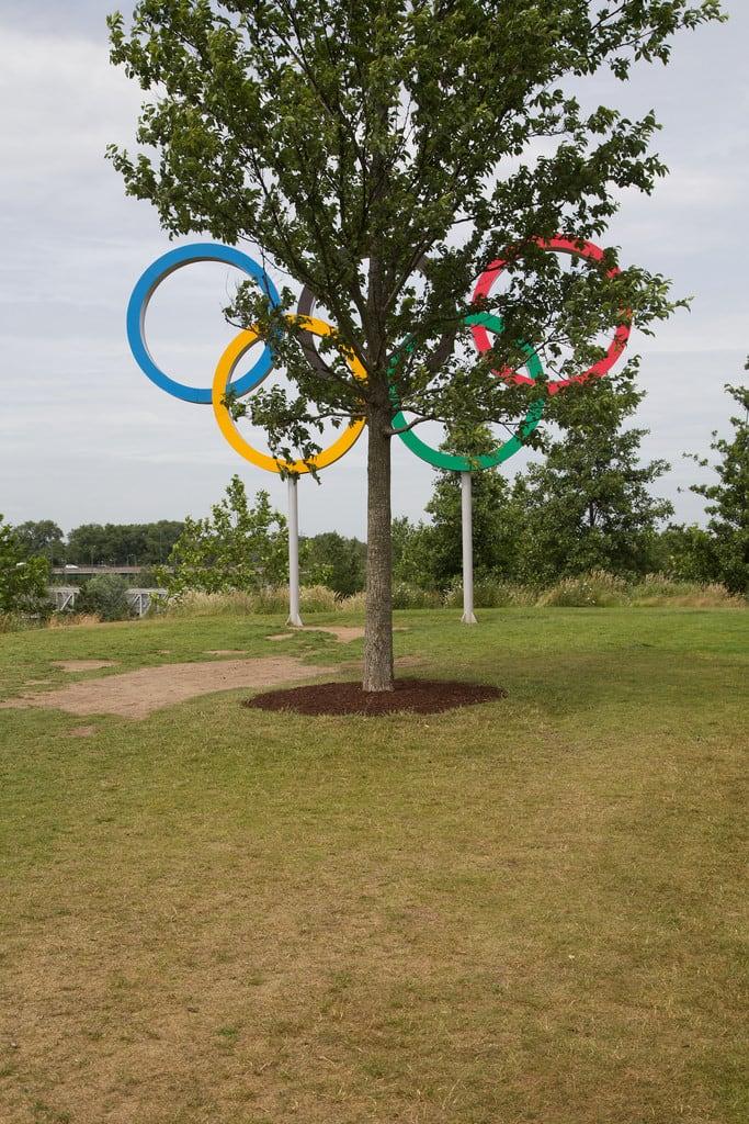 Billede af Olympic Rings. park tree london canon logo rings nophotoshop olympics olympicpark unedited 6d london2012 londonolympics straightfromthecamera canon6d lldc tomparnell itmpa queenelizabetholympicpark archhist londonlegacydevelopmentcorporation
