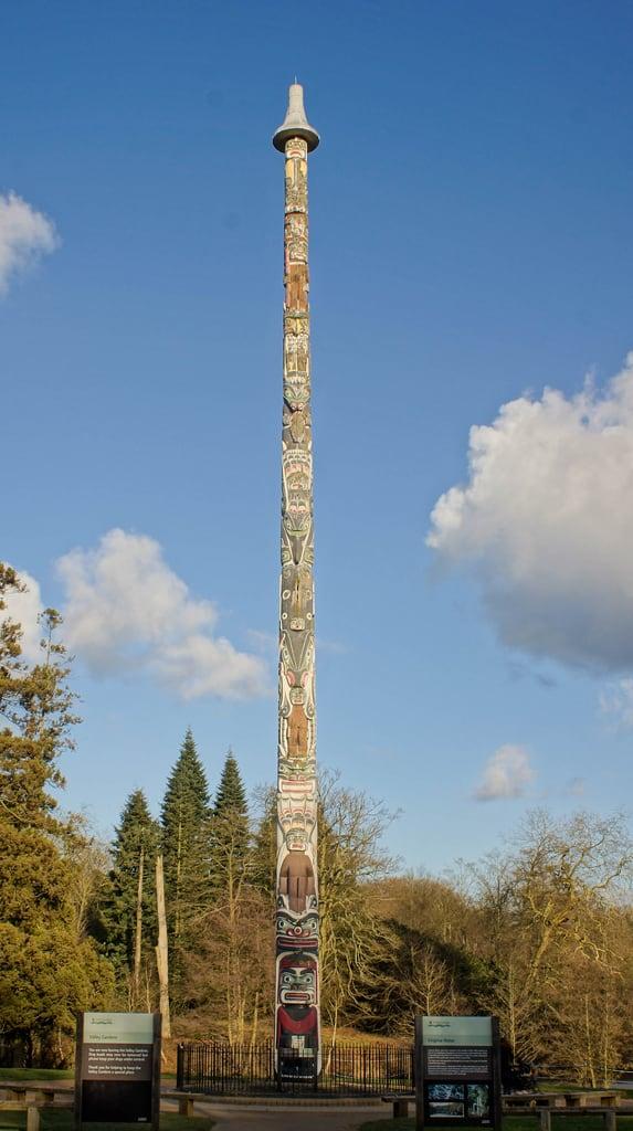 Gambar dari Totem Pole. virginiawater unitedkingdom surrey englefieldgreen england gb 1places