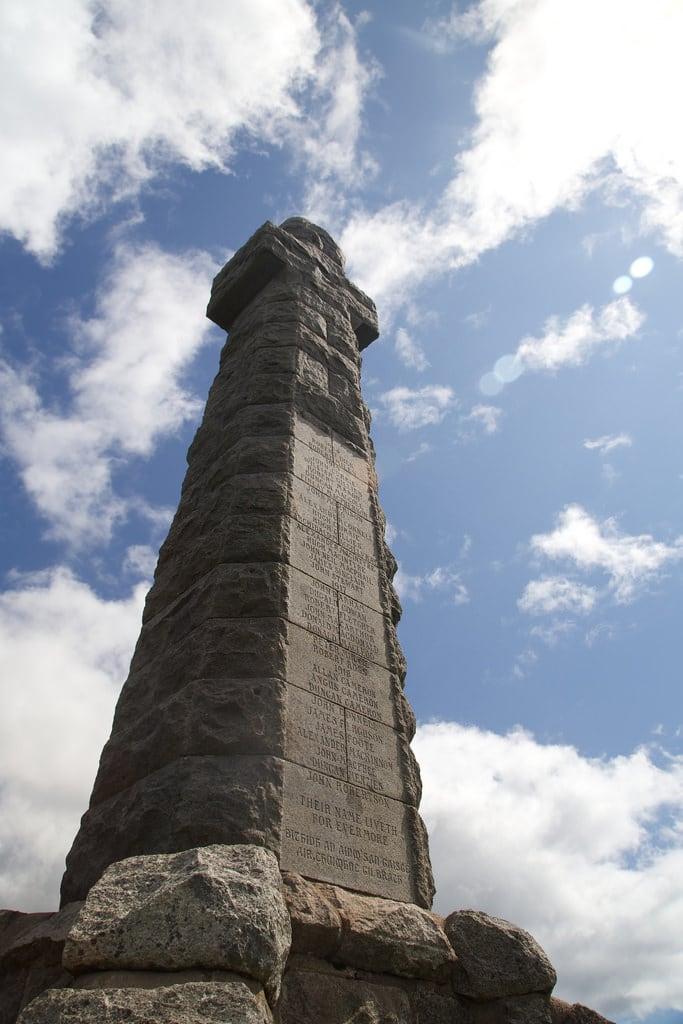 صورة Morvern War Memorial. stone canon scotland highlands memorial cross highland warmemorial inscription 6d lochaline morvern canon6d tomparnell itmpa archhist