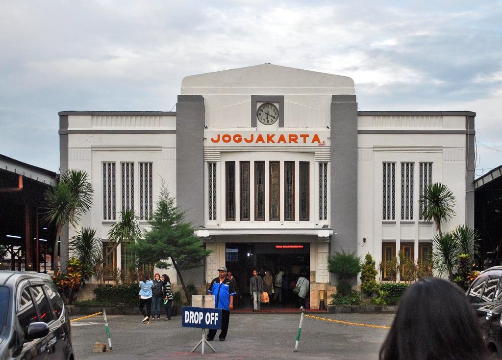 Image de Tugu Yogyakarta. jogjakarta building gedung railwaystation stasiunkereta architecture arsitektur